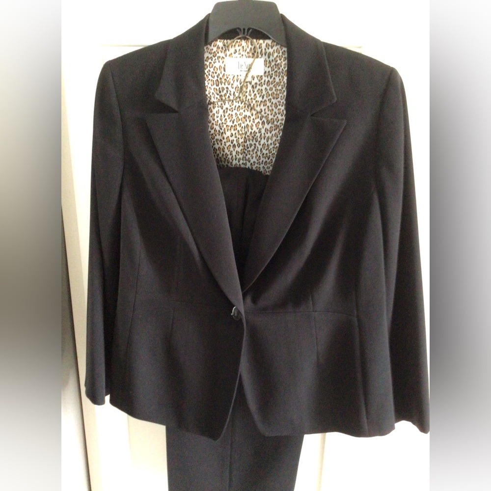 Le Suit Classic Black Pantsuit for Women